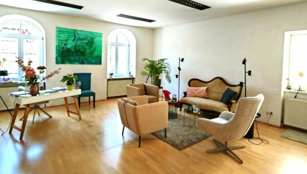 Praxisräumlichkeiten Psychotherapeutin Mondsee Couch